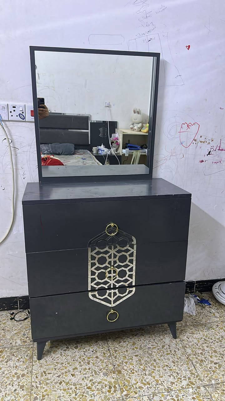 غرفة النوم للبيع تركية نضيفة السعر 300 الف مكان بغداد الدورة موبايل ***********
