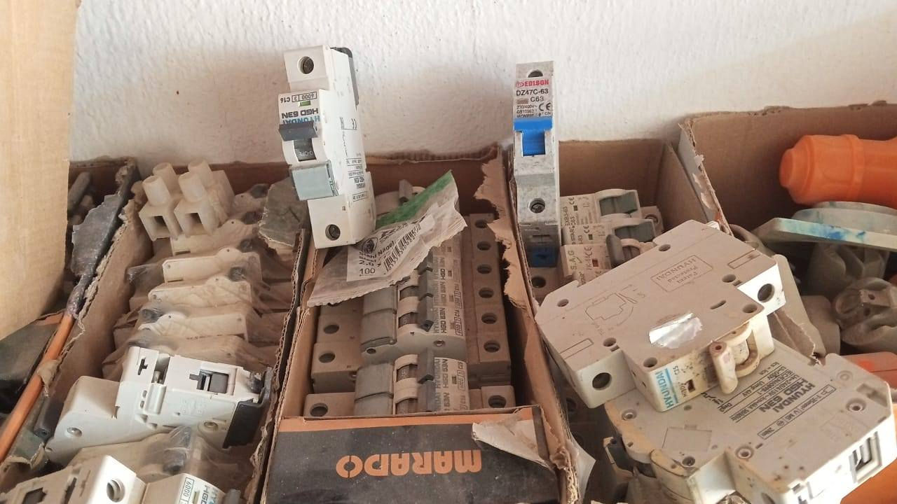 تعزيلات محل مو محتاج غراض زوجه اخوه كله جديد لعنوان زويرجات رقم *********** ابو لمحل حتي رفوف البيع كولشي يخص منزل عده وموجود
