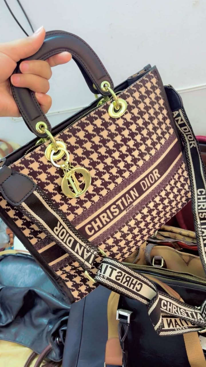 35قطعه بي جديد ومستخدم و كارتون ب١٤٠ماركات ومختوم
كله ديور ،هرمز،زاره،لويس فايتون،شانيل،فندي،nasa
ابيع كارتون ماعدي وقت ابث طالبات جامعه موضفات تفيد


**إذا كنت صاحب هذا الإعلان وتريد حذفه لأي سبب، رجاءا أرسل رسالة إلى الدعم الفني**