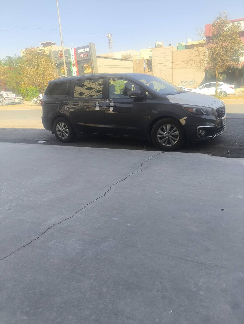 السلام عليكم ورحمة الله
#للبيع سيارة كيا سيدونا موديل 2017 فئة LX وارد امريكي رقم ربيل باسمي
سيارة بيع ربع قطع
المواصفات
1- كيا سيدونا LX موديل 2017 
2- محرك 6 سلندر 3300 
 
4- حساسات امامية خلفية اصل 
5- كاميرا خلفية دوارة مع الستيرن 
6- ابواب جانبية كهربائية سلايد
8- اشارات بالمرايا الجانبية مع مرايا جانبية شفط كهرباء 
9- غرفة السيارة جلد اصلي لونين بيجي ونيلي 
10- تحكم فول كهرباء لكرسي السائق
11- تحكم ستيرن جهتين بلوتوث حاكية وتحكم بالشاشة الداخلية 
12- شاشة دشبول كبيرة لمجموعة من الايعازات 
13- تدفئة كشنات وستيرن 
14- بصمة باب وبصمة تشغيل 
 بردات داخلية اصلية للابواب والمقاعد الخلفية 

السعر 170 وبيها مجال هـ ***********
مكان السياره الانبار القائم
