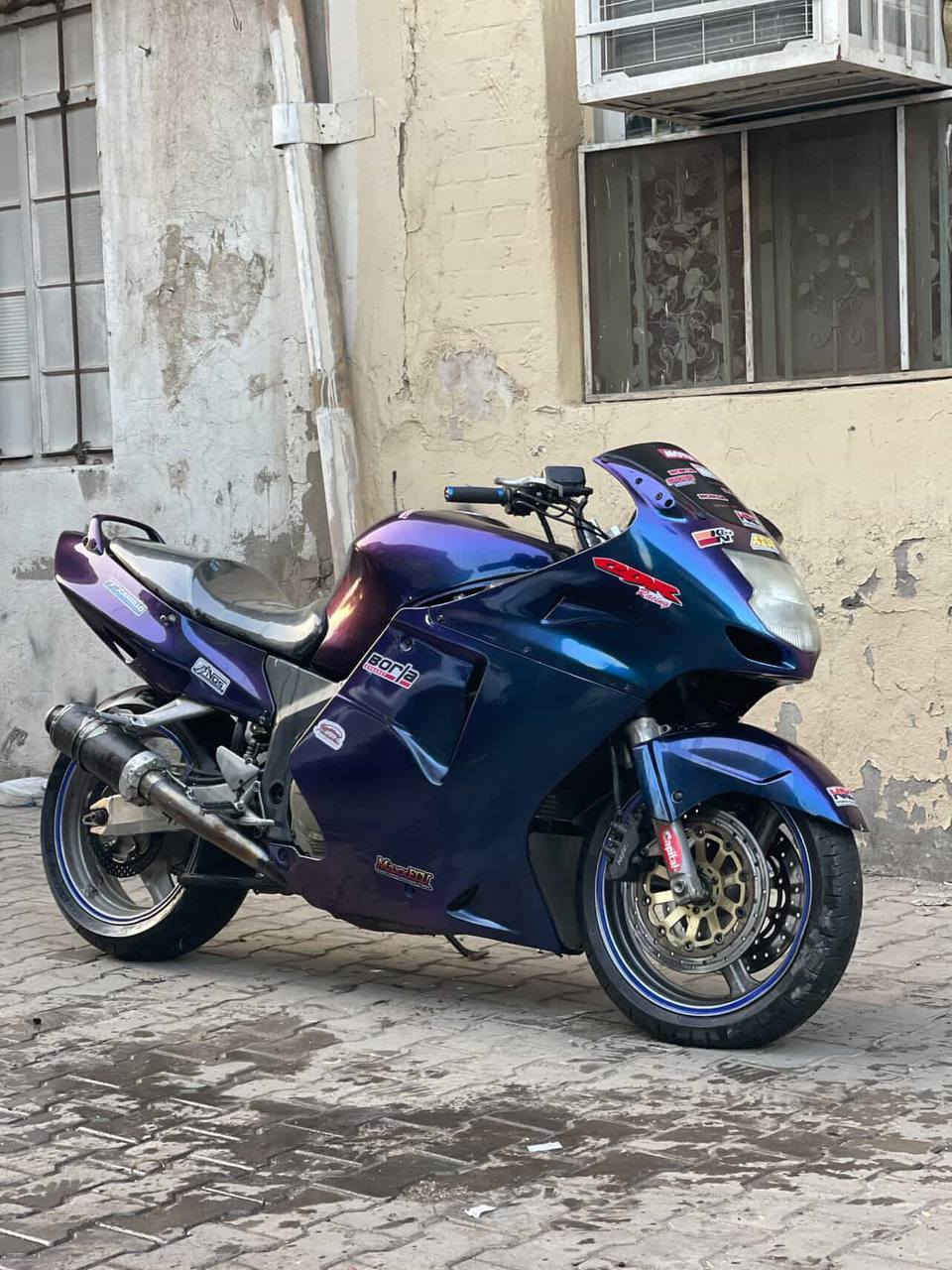 السلام عليكم من رخصت الادمن المحترم  هوندا سيبي ار بلاك بيرد 1100 الكيج 320دراجة جاهزه ونكرة بكل وقت ونصبتها حلوه شلعه ومعدل بس بيها صوت خفيف طلع عندي بالمشي من ازير علهيا الدراجة خرسة شكد متصور الصوت رعب بيع او مراوس مكاني بغداد الجديدة او هاذا رقمي ***********
