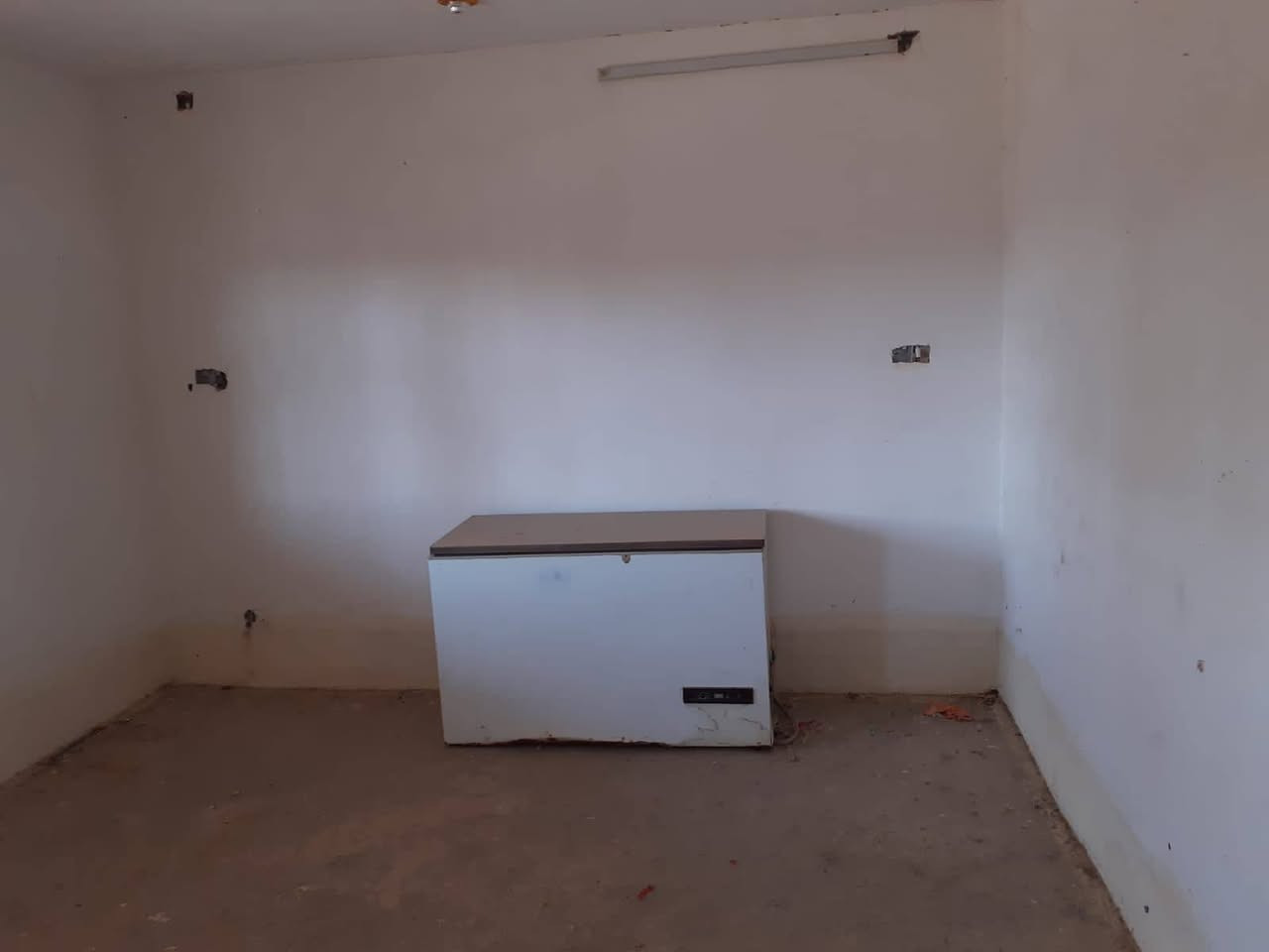 بيت للبيع  طابقين مساحة ٢٥٠ م في الانبار عنه حي العبور قرب محل ابو خالد للغذائية يحتوي على ٣ غرف نوم + استقبال + مطبخ + حديقة +محل عدد ٢  للتواصل
***********
