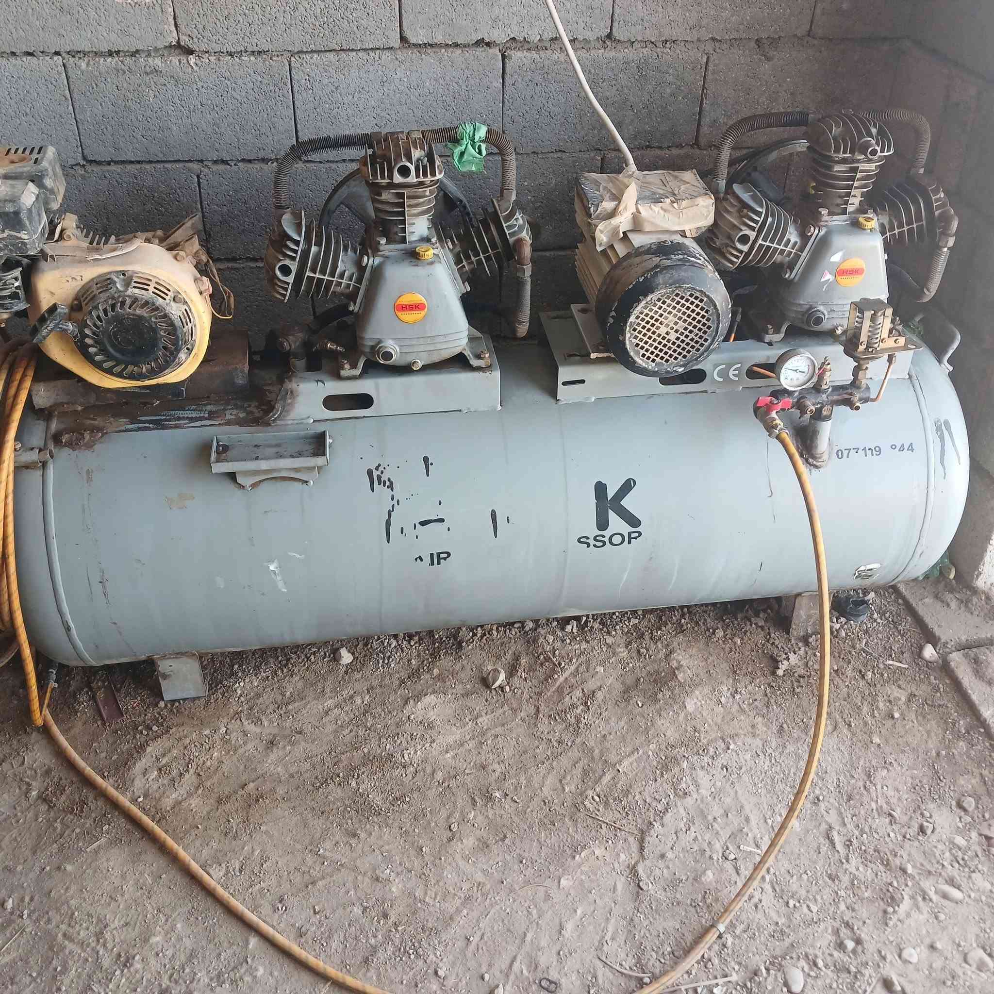 السلام عليكم
كمبريسر 350لتر محركين بانزين وكهرباء شغالات البانزين شغالي بس متروك ولكهرباء ثري فيز اربعة حصان شغال خير من الله 
***********7
