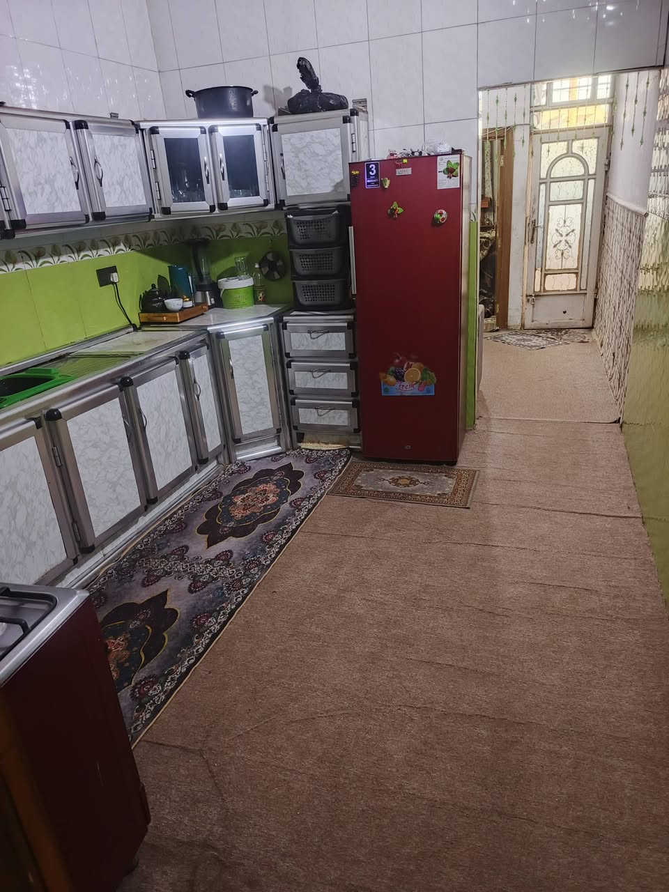 السلام عليكم دار البيع العنوان زوير شارع سيد علي قرب ملعب زوير المساحه 100م يحتوي على صتقبال وهول ومطبخ وغرفه حمام داخلي مجمع صحيات وحمام خارجي الطابق الثاني غرفه واحده البيت على الشارع التبليط بلباب السعر 85 الستفسار ***********
