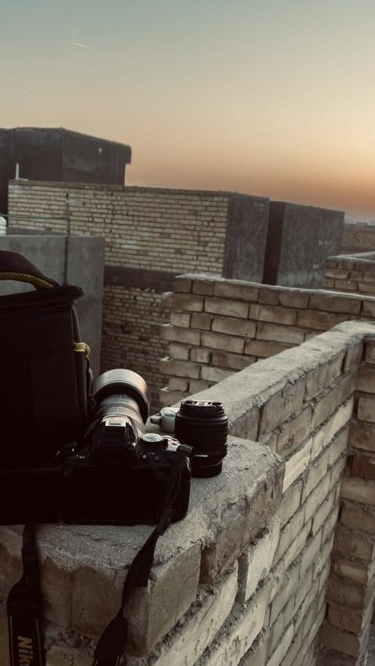 للبيع: بكج تصوير متكامل ونظيف جداً (Nikon D5200) للمبتدئين وصناع المحتوى 📸
 السلام عليكم، معروض للبيع كاميرا نيكون D5200 مستعملة بحالة ممتازة مع كامل ملحقاتها وعدستين تغطي كل الاحتياجات (من الزوايا الواسعة إلى التقريب البعيد). الكاميرا مثالية جداً للي يريد يبدأ بمجال التصوير أو صناعة المحتوى.
المواصفات والملحقات:
 جسم الكاميرا: Nikon D5200 (شاشة متحركة تفيد جداً بالفلوغات والتصوير الذاتي).
 عداد الشاتر: 31,000 لقطة فقط (الكاميرا مخدومة وباقي من عمرها الافتراضي الكثير).
 العدسة الأولى: Nikon 18-55mm (العدسة الأساسية لتصوير الشارع، المناسبات، والبورتريه الخفيف).
 العدسة الثانية: Sigma 70-300mm (عدسة زووم وتقريب ممتازة لتصوير الرياضة، الطيور، وعزل الخلفية بالبورتريه). الملحقات كاملة: (حقيبة كاميرا مريحة ومحمية + شاحن أصلي + بطارية أصلية + كافة الوايرات والملحقات الأساسية).
الحالة العامة: الكاميرا والعدسات نظيفة جداً وشغالة 100% بدون أي مشاكل أو عيوب مصنعية وفحص وتأكيد قبل الشراء.
السعر المطلوب للبجك كامل: 
( 385,000دينار) قابل للمساومة البسيطة للجادين.
للتواصل /***********
