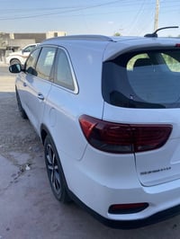سلام وعليكم سورنتو موديل 19وارد امريكي هادث فقط بل جملغ والباب بس خارج...