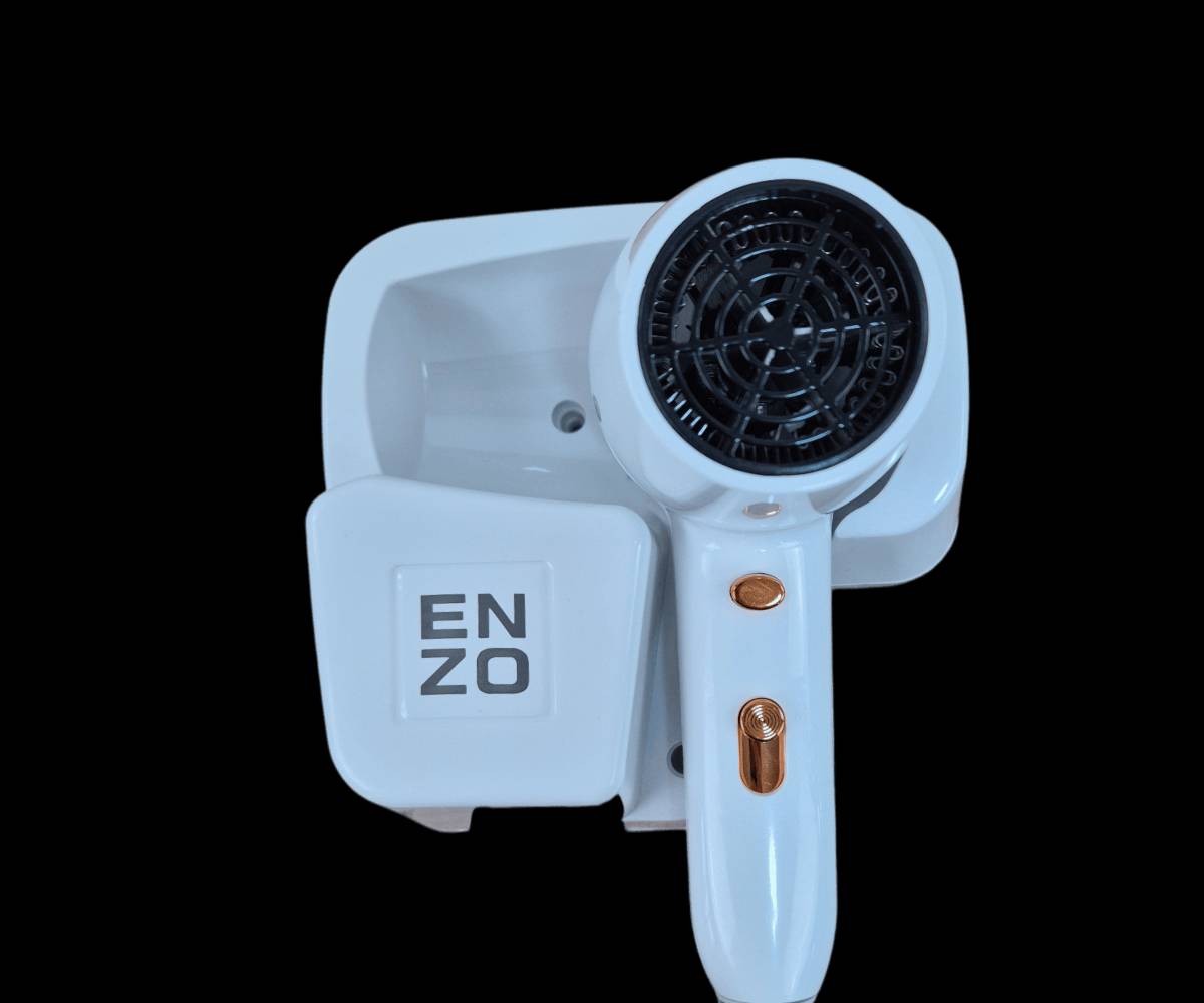 مجفف شعر للحمام ماركة اينزو

الاستخدامات:

مجفف الشعر المثبت على الحائط مناسب للاستخدام في الحمامات وغرف الفنادق،

ويعمل على تسهيل عملية تجفيف الشعر باستخدام الهواء الساخن والبارد.

المميزات:

يتميز بخاصية التشغيل والإيقاف التلقائي عند وضعه في الحامل المثبت على الحائط،

مع الحفاظ على درجة حرارة ثابتة وتصميم هادئ وتقنية متينة.

الجهاز خفيف الوزن يتميز بسهولة تركيبه دون الحاجة إلى الحفر، حيث يمكن تثبيته على الجدار باستخدام تعلّاقة لاصقة.

يناسب هذا التصميم الاستخدام في الحمامات وغرف الفنادق، مع ضمان الثبات على الأسطح المختلفة مثل البلاط والجدران وأسطح العمل، مما يوفر حلاً عمليًا وسريعًا للتثبيت.

الملاحظات:

حيث يُنصح بتجنب استخدام الجهاز بالقرب من الماء وعدم غمره في الماء. يعمل الجهاز على تيار متردد بجهد 220-240 فولت وتردد 5060 هرتز، مع قدرة تصل إلى 1600 وات.

يتميز المنتج بتصميم عالي الجودة ومتانة تجعله مناسبًا للاستخدام في البيئات ذات الرطوبة العالية مثل المطابخ والحمامات.

ابعاد المنتج:الطول 16 سم  العرض 9 سم  الارتفاع 16 سم

سلك الكهرباء 70 سم السلك الثاني للمجفف 70 سم

لم يتم ذكر صناعة المنتج السعر 25 الف التوصيل واتساب ***********