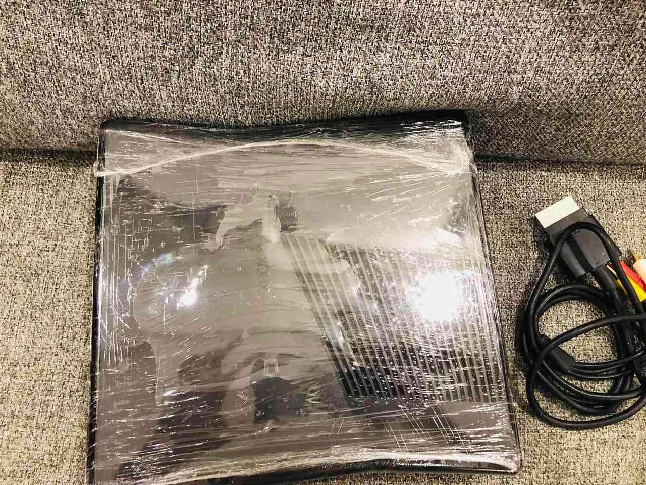 Xbox 360.  نرخ 100.000معاملە.    زۆر پاکە دەسکاری نەکراوە دوو دەسکی لەگەڵە یەکێکیان قەتعی تیایە *********** السليمانية, العراق
