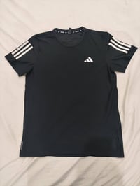 Adidas • مقاس S • ٥٠×٦٨ سم