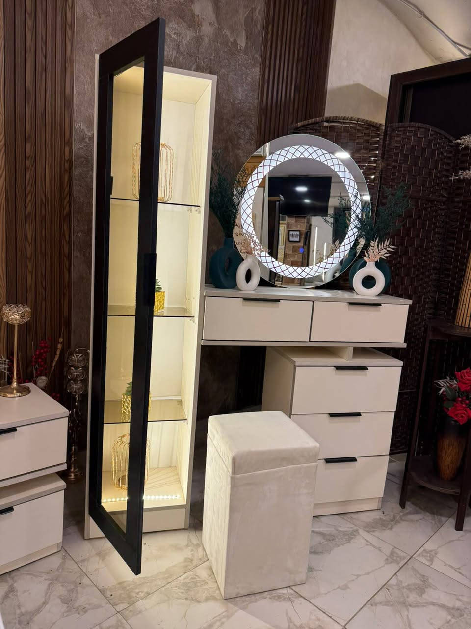 450دينار شامل توصيل عمان والزرقاء 
غرفة نوم ماستر راقيه و فخمه جداً 🤍✨
📌ملحق إضافي 🤍✨
📌مواصفات داخليه مميزه و عمليه جداً ✅
📌عمق 60_سم 👌
📌لون مميز ✨
📌سكك تركي هايدروليك مرحلتين 👌
📌فل أناره 💡✨
📌تسريحه فاخره عدة حركات 👌💛
📌كرسي تواليت 
📌خامه راقيه جداً ممزوجه بلمسات عصريه 👌
📌استعمال بسيط " لا يُذكر " بحال الوكاله . 
📌بسعر مغري الله يبارك لصاحب النصيب ✨🤍


**إذا كنت صاحب هذا الإعلان وتريد حذفه لأي سبب، رجاءا أرسل رسالة إلى الدعم الفني**
