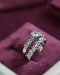 توين تخم سوليتير ايطالي من الذهب الخالص عيار ( 18 ) مع الاختام 
عبارة عن خاتم وحلقة من الذهب الابيض الخالص 750 _ 18  مرصعات بالالماس البلجيكي النقي مع نوع نادر من الماس ( الباكيت ) على الجوانب مع ماسة خشنة اكثر من نصف قيراط   ( vs )
وزن صياغة العمل 6 غم ووزن الماس الكلي ٢ قيراط ونصف

    معروض لدى ( الدار العالمي للانتيك )  
    هاتف  /  ***********   واتساب & فايبر 

     Phone / *********** WhatsApp & Viber
