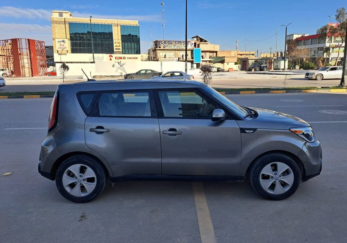 السلام عليكم
كيا صول 2014 وارد امريكي 
رقم بغداد مشروع وطني 
سنوية مجدده لل 2027 
مكينة وكير درجة اولى 
حدادية جديدة 
تبريد ثلج 
تدفئة درجة اولى 
حادثه من امريكا 
بين البابين جهة اليمين 
بجم كبس شركة 
السعر 95 وبي مجال 
مكان السيارة الحلة للأستفسار الاتصال على 
***********
