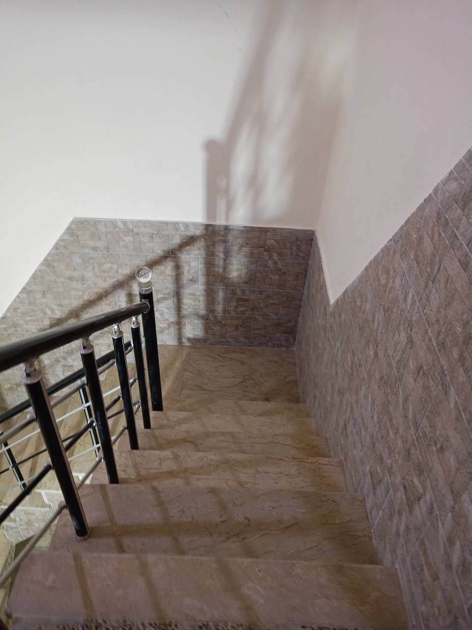 بيت اليجار في الطويسه مساحة 140 متر طابقين يحتوي على 3 غرف نوم وستقبال ومطبخ وصحيات وكراج بناء حديث سعر اليجار 900 ألف وبيه مجال قليل قريب على الشارع العام مكان راقي ممتاز الستفسار الاتصال//***********//***********// كما نستقبل جميع عروضكم وطلباتكم التجارية والعقارية المكتب مجاز قانونيا المكتب ماقبيل مطعم الحسون عقارات أبو انور فرع الطويسه
