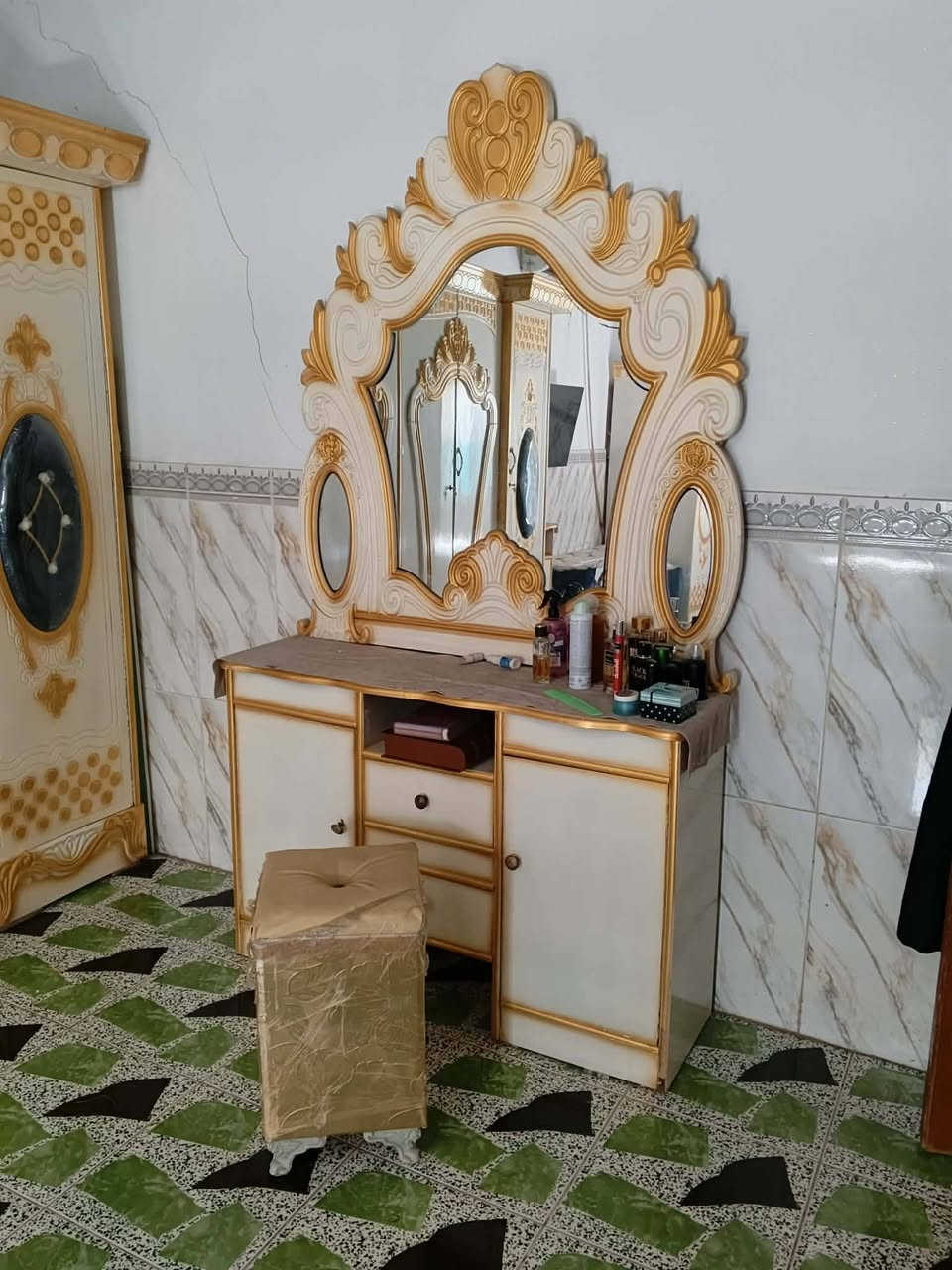 غرفه تركيه ونجاره عراقيه بعده جديده مامستخدمه مشدوده فقط السعر ٦٠٠
***********
