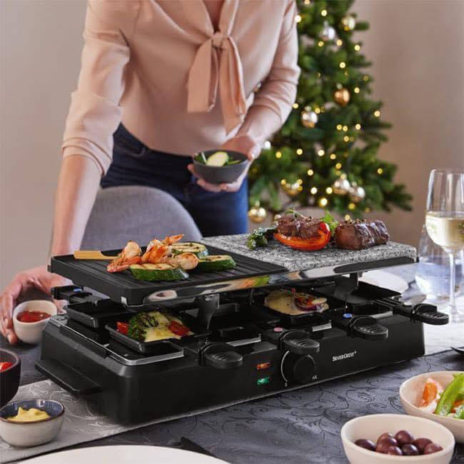هذا الجهاز هو شواية راكليت (Raclette Grill) من ماركة سيلفر كريست (SilverCrest) الألمانية، وهي مشهورة جداً في الأسواق العراقية بكونها عملية ومناسبة للعزائم الصغيرة.
مميزات الجهاز
• تصميم مزدوج: يحتوي على سطحين للطهي؛ سطح حجري (الرخام) لشوي اللحوم والخضروات بطريقة صحية، وسطح معدني (تيفال) للشوي السريع أو عمل البانكيك والبيض.
• الصحون الصغيرة (8 قطع): تُستخدم لوضع الجبن (مثل جبن الراكليت) ليذوب أسفل الشواية، أو لتحضير مقبلات جانبية ساخنة.
• القدرة: تعمل غالباً بقدرة تتراوح بين 1300 إلى 1400 واط.
متوفره بسعر 55 الف مع التوصيل جديد غير مستخدم  
للاستفسار والحجز كراسله الصفحه


**إذا كنت صاحب هذا الإعلان وتريد حذفه لأي سبب، رجاءا أرسل رسالة إلى الدعم الفني**