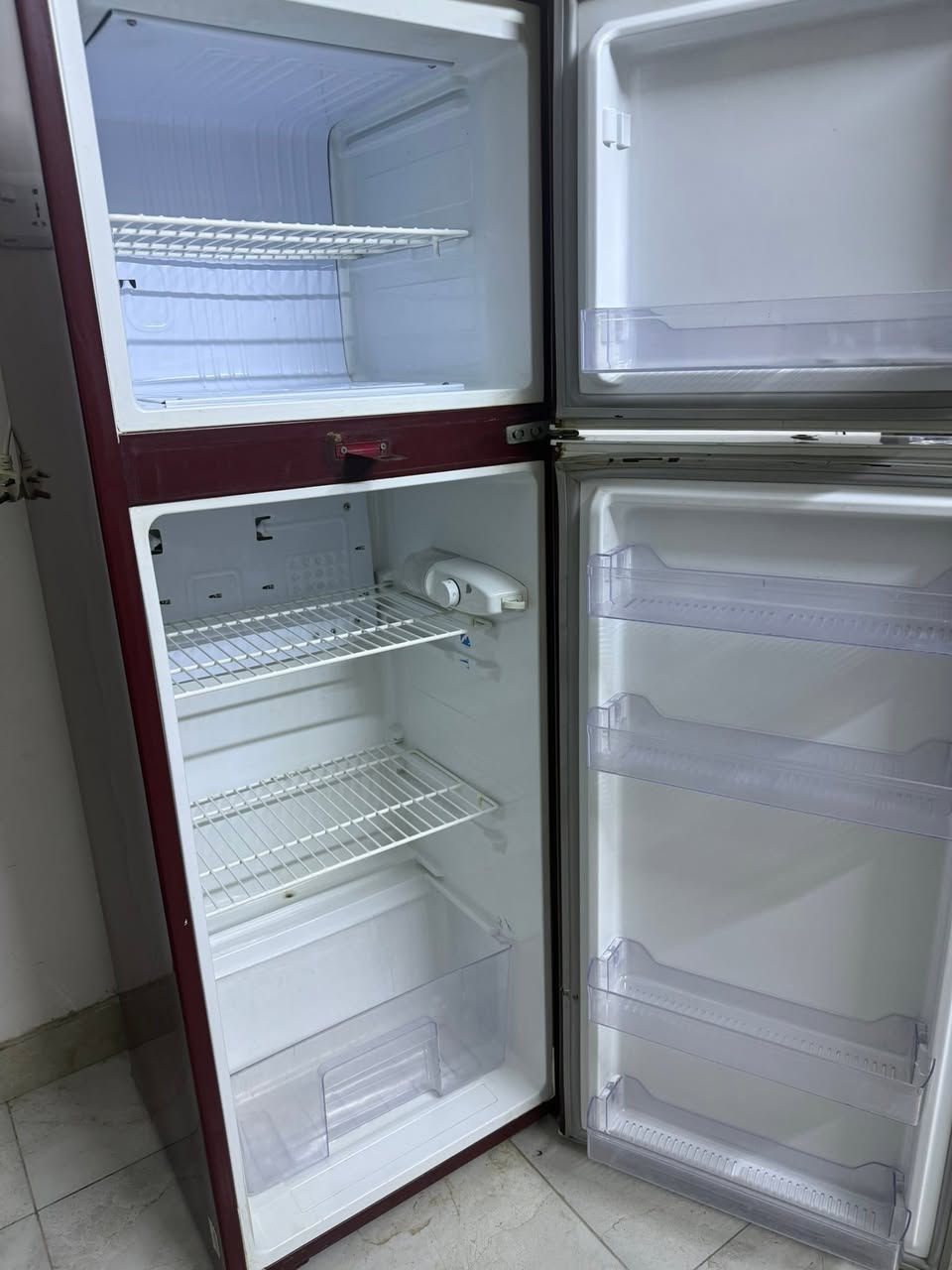 السلام عليكم للبيع ثلاجة نظيفة  ١٢قدم سعرها ٢٥٠ وبيها مجال للشراي ‭***********‬
