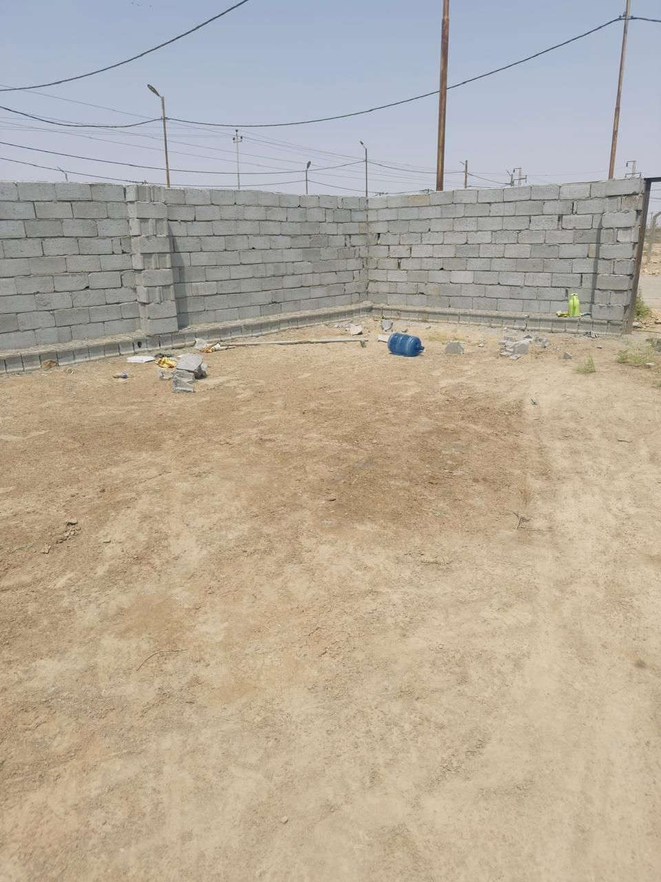 قطعه ارض زراعيه للبيع المساحه ٤٠٠ متر الواجهه ٢٠ ونزال ٢٠ مقابل مجمع السلام السكني سند ٢٥ للاستسفار *********** ومتوفره كافة الخدمات
