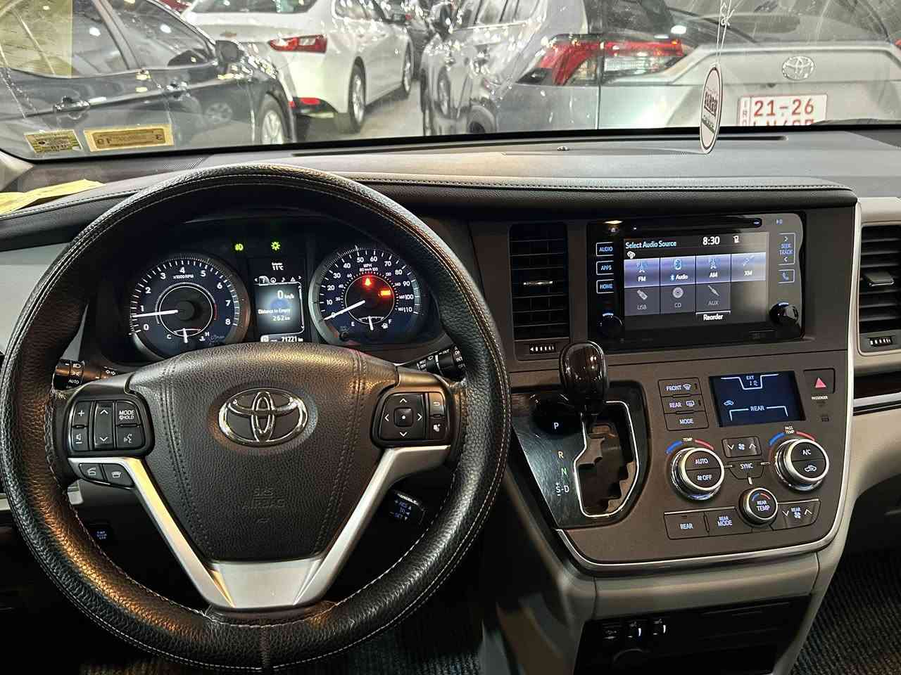 سلام عليكم من جنوب الى شمال انظف سينا
ماشيه 44,000 ميل فقط ❗️
للبيع فقط ✅
TOYOTA 
SIENNA 
2017
Xle
3,5L
V6

المواصفات xle 👑///
داخل ابيض ملكي 
• محرك V6 سعة 3.5 لتر بنزين
• قوة 296 حصان
• عزم دوران 263 رطل/قدم
• قير أوتوماتيك 6 سرعات
• نظام دفع أمامي (FWD) 
• استهلاك وقود تقريبي 18 مدينة / 25 طريق سريع ميل
• جنوط ألمنيوم 18 إنش
• مرايا جانبية كهربائية مع تسخين
• أبواب جانبية منزلقة كهربائية
• باب خلفي كهربائي
• فتحة سقف
• مصابيح أمامية LeD
• إضاءة نهارية
• مصابيح ضباب
• زجاج خلفي مظلل
• رفوف سقف
• مقاعد جلد فاخرة (فئة XLE)
• 7 ركاب
• مقعد السائق كهربائي
• تدفئة مقاعد أمامية
• مكيف أوتوماتيك ثلاثي المناطق
• مقود جلد متعدد الوظائف
• دخول ذكي وتشغيل بصمة
• نوافذ كهربائية وقفل مركزي
• طي المقاعد الخلفية لزيادة المساحة
• مساحة تخزين كبيرة جداً
• شاشة لمس 7 إنش
• نظام صوتي JBL في بعض النسخ
• كاميرا خلفية
• نظام ABS
• نظام الثبات الإلكتروني VSC
• نظام مراقبة ضغط الإطارات TPMS
• مثبت سرعة
• نظام تحذير مغادرة المسار
• نقطة عمياء
• تنبيه حركة مرور خلفية
• حساسات أمامية وخلفية
• وسائد هوائية متعدد

ضرر و السعر /// *********** اتصال على رقم 📞

سيارة جديد و جاهز ما بيها اي نقص ✅

رقم سليمانية تحويل ثاني يوم ✅

رقم جديد و سنوية جديد الى 2030 ✅

مكان سيارة - كركوك 🌇

📞0770-912-5605
