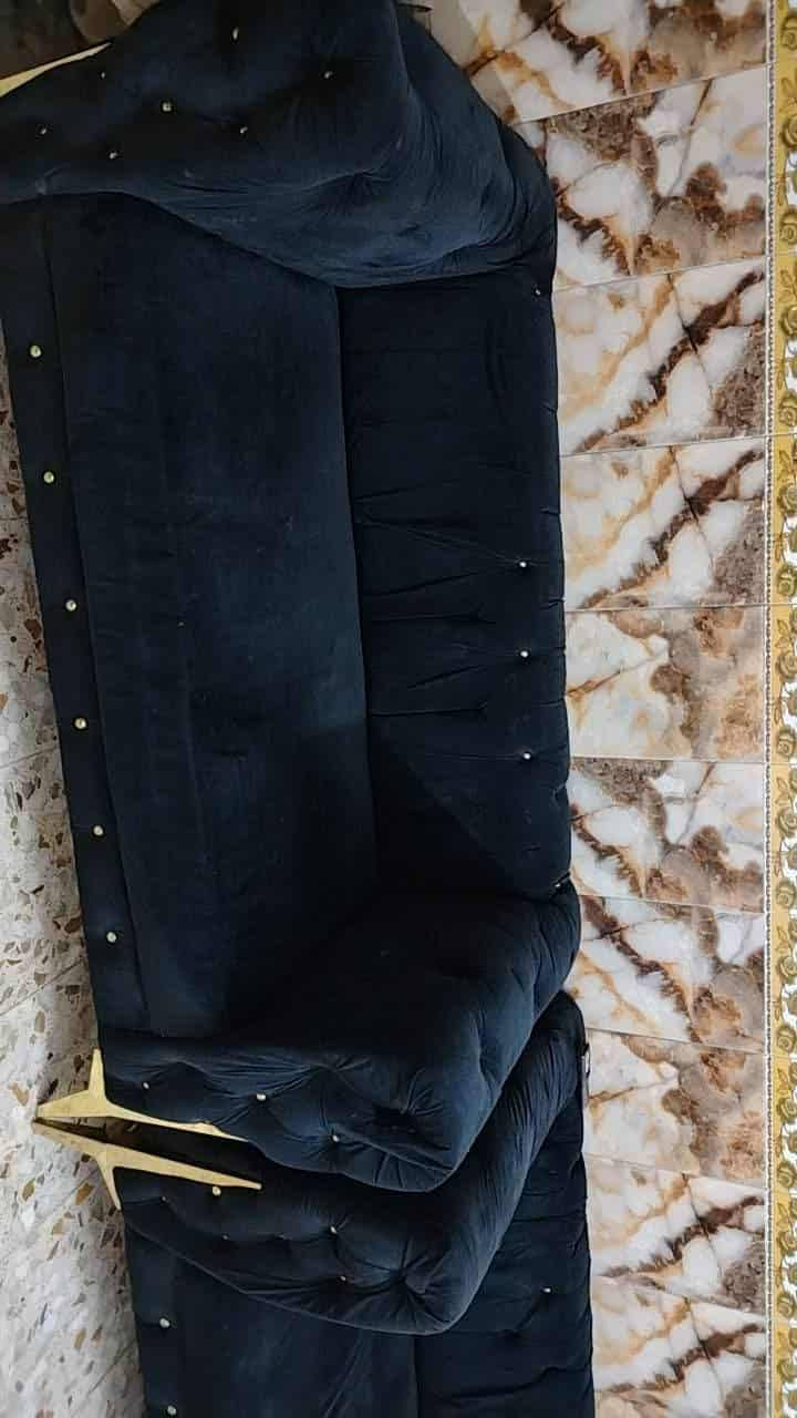 السلام عليكم تخم 7مقاعد كراسي 2 وقنفة ثلاثية وقنفة ثنائية 300 وبيه مجال العنوان بغداد ***********
