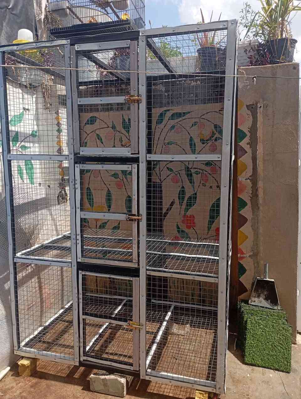 قفص جديد الواجهة 140 
العرض 1 متر وطول 2 متر
3 خانات للبيع السعر 150 
وبيها مجال قليل مكاني كركوك فيلق ***********
