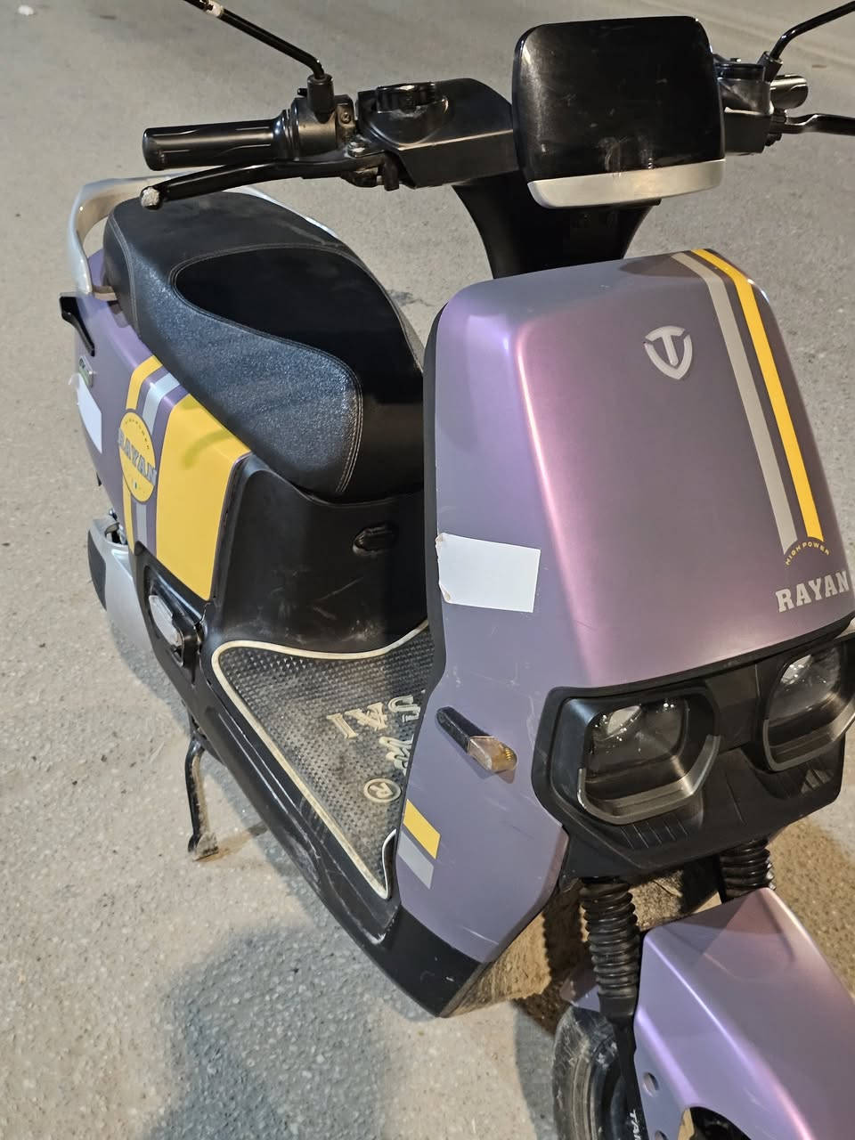 دراجه شحن ريان ام عيون 2024 
الدراجه جديده +6 بطاريات كبار+و بطارياته جديده + نظام رجوع للخلف + ثلاث سرعات+ تمشيك 70 كيلو متر وفوك حسب الاستعمال + اشاير يمنى يسرى + لدات جانبيه واماميه +بصمه تشغيل عن بعد  + لايت امامي عالي ناصي 
المكان كربلاء المقدسه
للاستفسار الاتصال على هذا الرقم ***********
