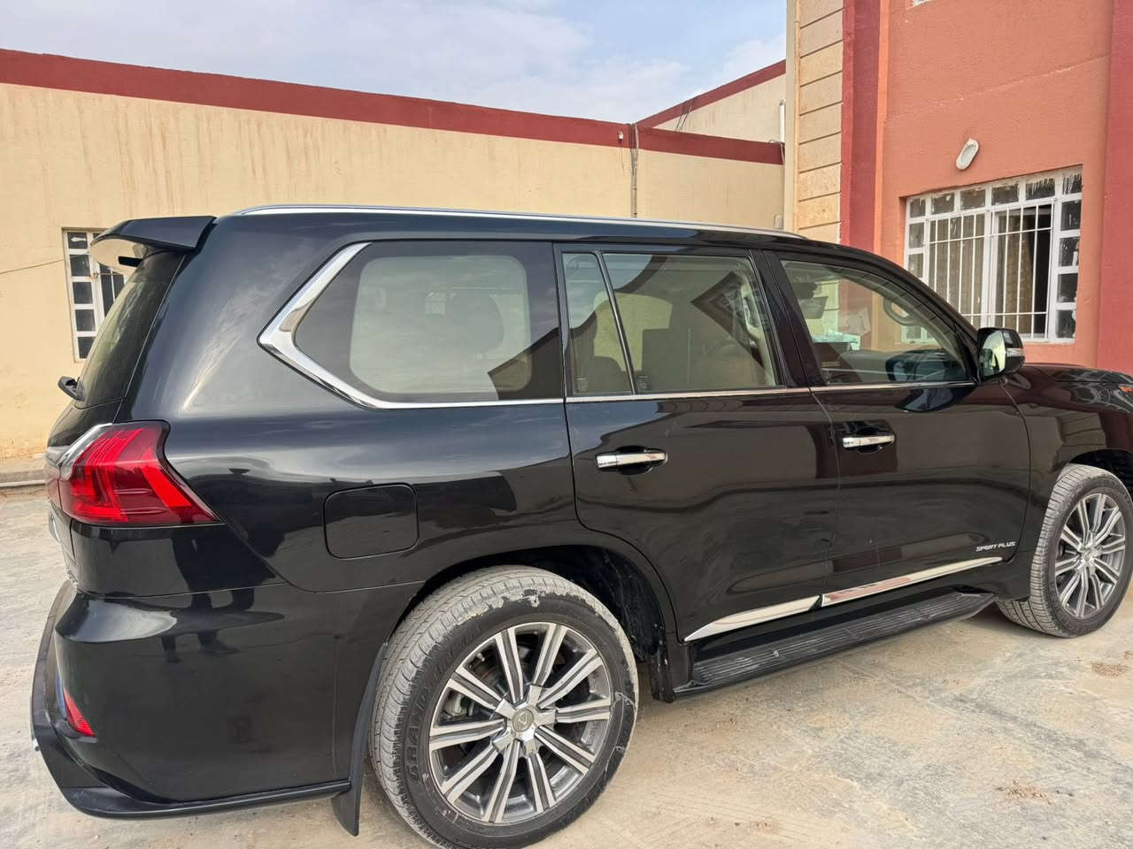 السلام عليكم ورحمة الله للبيع لكزز 2016 مكفوله عدا شبر صبغ بالدعاميه الخلفيه فقط تخم تاير دلوب ماشيه 127 الف اعلا مواصفات بالكزز كل السياره على وضع الشركه رقم بغداد وسعرها مناسب للشراي والجناي 
565 وبيها مجال 
مكان السيارة بالرمادي 
الشراي يتصل 
***********
