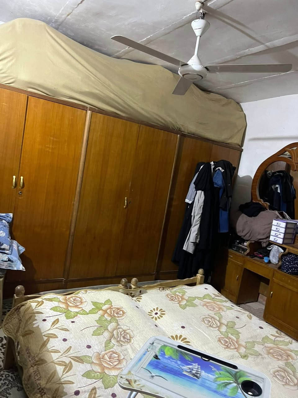 دار 🏠 البيع 
طابو صرف 
المساحه 93,5
الموقع حي العسكري مقابل شارع السفينه 
يحتوي على  غرفه 5*4,5
وصاله 5*4,5
ومطبخ 2*4,5
ترك 20م 
للاستفسار اكثر مراسله الصفحه او الاتصال على الرقم ***********
