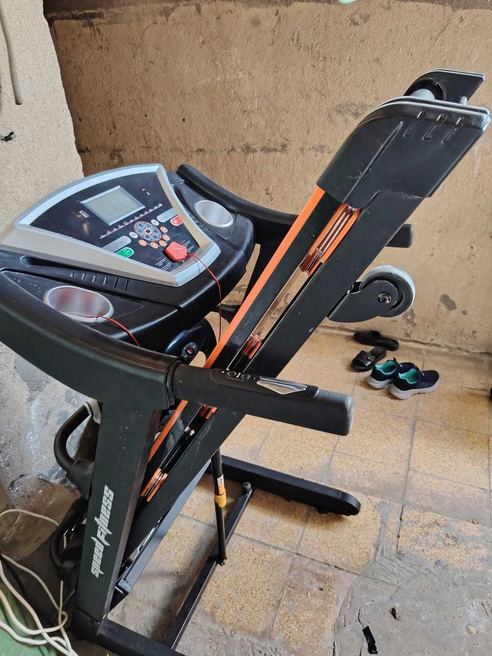 جهاز جري رياضي نظافة 90٪ مكفول اخو الجديد ماطورين جبلي يتحمل وزن 155كيلو ويا رجاج  واثقال اثنين للبيع ب300وبي مجال للشراي عنواني القبله حي موسى الكاظم ***********

