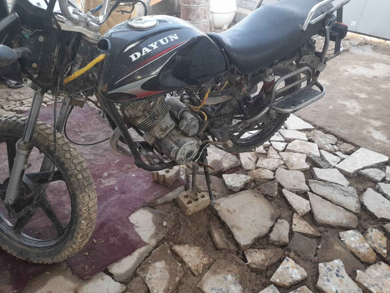 سلام عليكم دراجه ديوان خفاش شادله محرك سوبر جديد دراجه كامله نقصها بس باتري وجوزها تشغيل كهربائي كلها شغاله لايت اشاير دبلات شغاله دراجه كلك بدون أوراق سعر 300وبيها مجال ***********عنون بغداد جسر ديالى القديم
