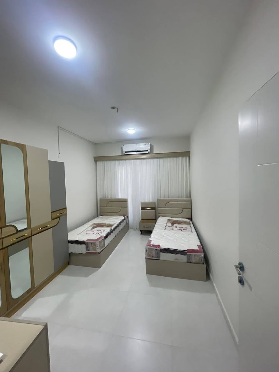 🏠 شقة راقية للإيجار - مجمع دار السلام السكني
​للراغبين بالسكن الهادئ والمريح، متوفرة حالياً شقة مؤثثة بالكامل وجاهزة للسكن الفوري بمجمع دار السلام.
​تفاصيل الشقة:
​الموقع: مجمع دار السلام
​الطابق: الرابع (إطلالة حلوة وهدوء).
​المساحة: 134 متر مربع.
​التقسيم: غرفتين نوم + صالة واسعة + مطبخ + ملحقات.
​المميزات:
​الأثاث: الشقة مؤثثة أثاث كامل وحديث (نظيف جداً) مع كافة الأجهزة الكهربائية.
​الخدمات: المجمع معروف بنظافته، الحماية الأمنية 24 ساعة، والكهرباء والخدمات مستمرة.
​المكان: الشقة مرتبة وتصميمها يخليك تستفاد من كل ركن بالمساحة.
​📍 للاستفسار ، يرجى الاتصال على الرقم:
[***********]
