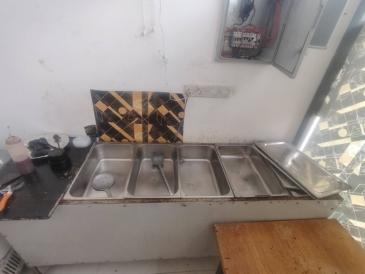 السلام عليكم من رخصه الادمن
شوايه دجاج 6 اشياش
شوايه كباب تفصال ثقيل
مثرامه لحم حجم 32
مجمده بابين
جام خانه متر و30
ميز طعام 4 بدون كراسي
عارضه ببسي.
سنك
حمايه تمن ومرق
مراوح 4
قاطع بلايود خشب الثقيل 4 متر
***********
العنوان بصره امن داخلي*
