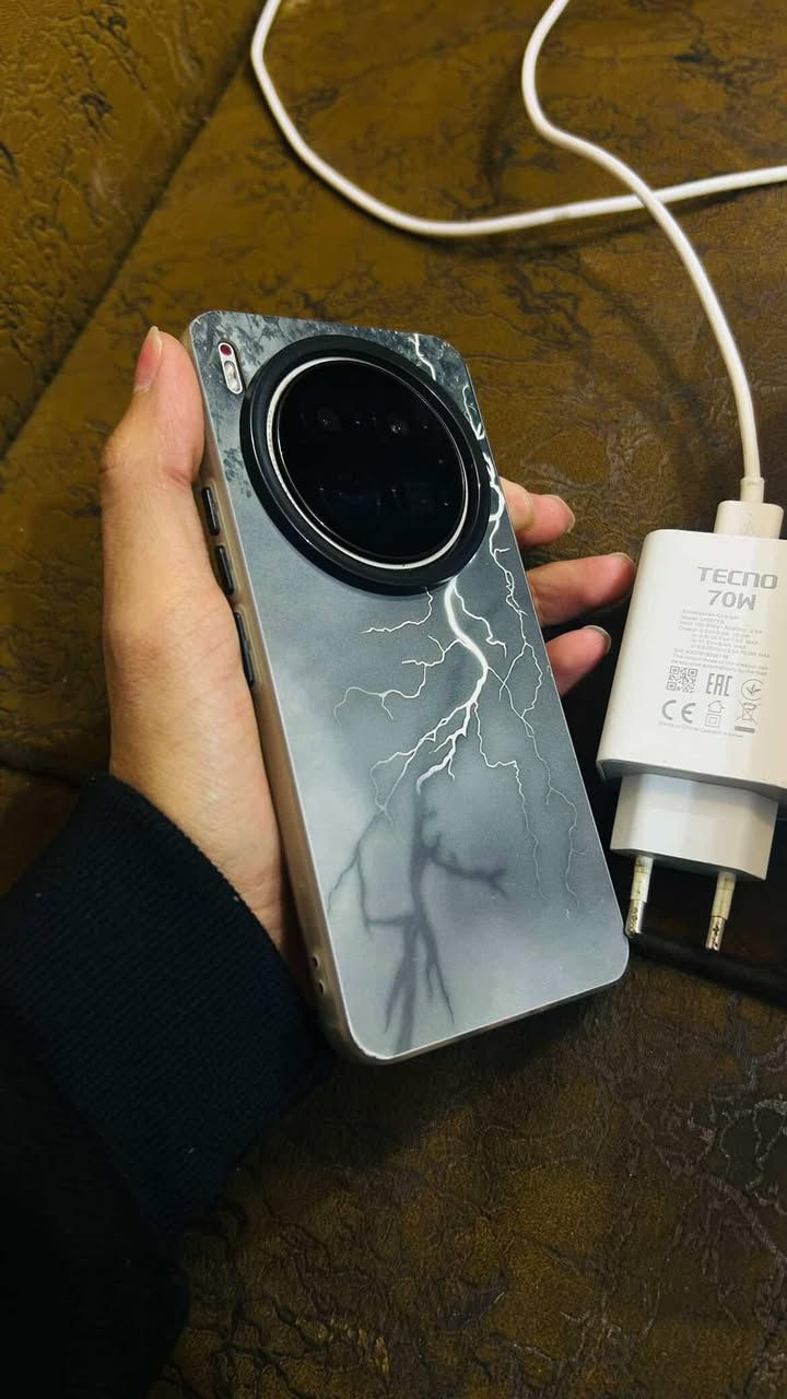 السلام عليكم
تكنو كامون 40 بريمَير 
ذاكرة 256
مستخدم نضيف عدا شخوط بسيطة جداً بالاطار  ، ملحقات كاملة كارتون + شاحن + كفر 
السعر 375 مجال بسيط
عنواني بغداد المدائن
 *********** رقمي اتصال او واتساب وحتى خاص موجود ❤.
