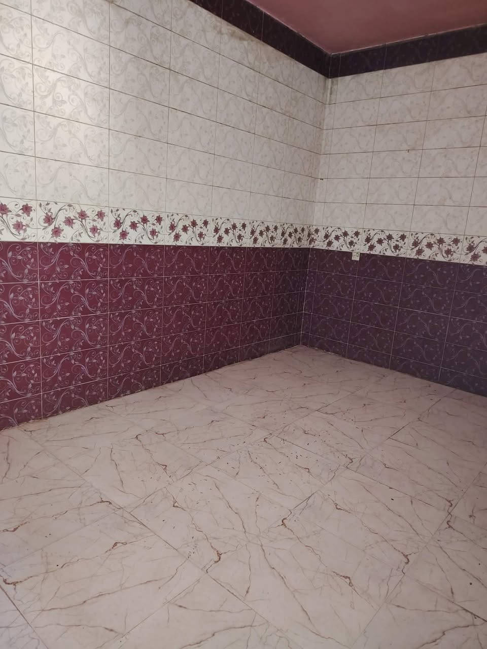 للبيع بيت بحواس مساحه 150متر طابقين 4غرف نو واستقبال مطبخ صحيات وحمامات 2 سعر 70وبي مجال
***********
***********
