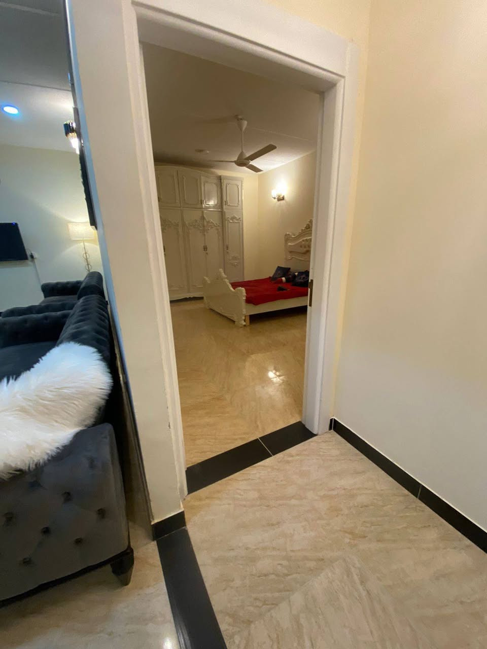 دار للبيع قرية
الغدير الثانية
النجف الأشرف 
150متر طابقين
*غرفتين 
*أستقبال 
*مطبخ 
*صحيات 
*كراج 
*حديقة 
نظيف جداً
سند حر يباع نقداً🔑
مرحلة أولى B26
وجه كوفه 
قريب جداً من شارع المجمعات 
السعر مناسب..
للإستفسار👇
الأتصال واتساب 
***********
عنوان المكتب النداء شارع المجمعات مجمع بيتي السكني الأول 
مقابل
#الأميرات الثانية او مطعم وكافيه #الشيف #محمد #صلاح
(مكتب سما بلادي)
