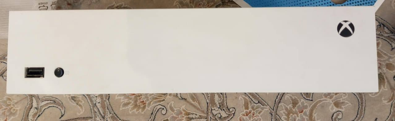 اكس بوكس سيريس اس ذاكره 512 لا مفتوح ولا مصلح لوك ستيكر اخو الجديد نضيف جدا جدا كامل الملحقات الاصليه الكارتونه موجوده رقم التواصل *********** أو خاص السعر ٣٢٥ البطاريه مال جوستك هديه
