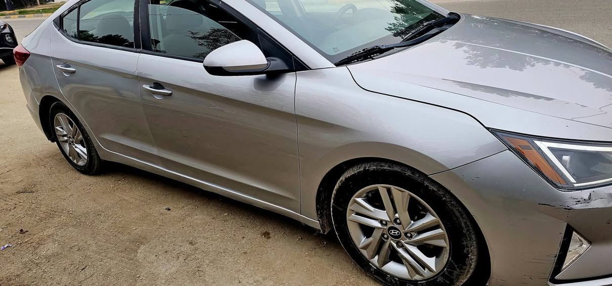 السلام عليكم...
النترا ٢٠٢٠ لون رصاصي رقم بغداد
ماشية ١٢٦٠٠٠ ميل
وارد امريكي
بجم كبس 
حادثها الباب الخلفي والجاملغ (عكس السايق)
رادارات امامية وخلفية
رادار المناطق المعتمة الجانبية
كاميرا بلادية دوارة
حساسات حركية عند الرجوع
تحكم ستيرن جهتين
كروس سرعة
مثبت سرعة 
مانع انزلاق
شاشة اعطال
٣ انظمة قيادة (ذكية وسبورت و طبيعي)
منظومة زنون ثلجي
ويل كروم
شاشة تدعم نظام الاندرويد والابل كاربلي
بلوتوث
نظام خرائط
تدفئة تبريد كلة بلادي
مكان السيارة كربلاء 
رقم بغداد معوقين باقي سنة وتصير حرة(بأسم ولد اقاربنا) انطيك وكالة بالسيارة.
للاستفسار *********** .
