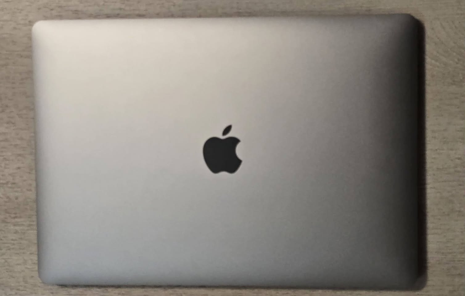 📱 للبيع: MacBook Air M1
🔹 الموديل: Apple MacBook Air 13.3" بشريحة M1
🔹 الذاكرة: 8 GB RAM
🔹 التخزين: 256 GB SSD
🔹 عدد دورات الشحن: 91
🔹 صحة البطارية: ~95%
🔹 اللون: (grey)
🔹  الحالة: مستخدم بحالة ممتازة
🔹 الوكالة: iCenter (ضمان/خدمة)
🔹الملحقات: الشاحن الأصلي
🔹 السعر المطلوب: (800,000)


**إذا كنت صاحب هذا الإعلان وتريد حذفه لأي سبب، رجاءا أرسل رسالة إلى الدعم الفني**