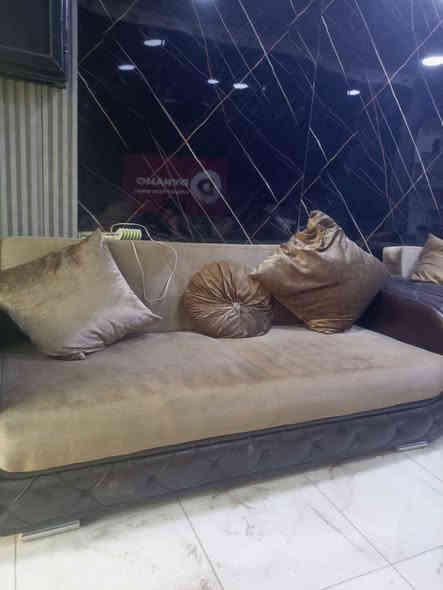 طخم كامل 10 مقاعد اصلي حديد مو خشب يتحول سرير نضافة 90 بالميه  يجي وياه 11 كوشه السعر  750
*********** عمارة
