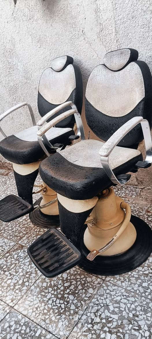 كراسي حلاقه للبيع مع زوج امرايات
***********
