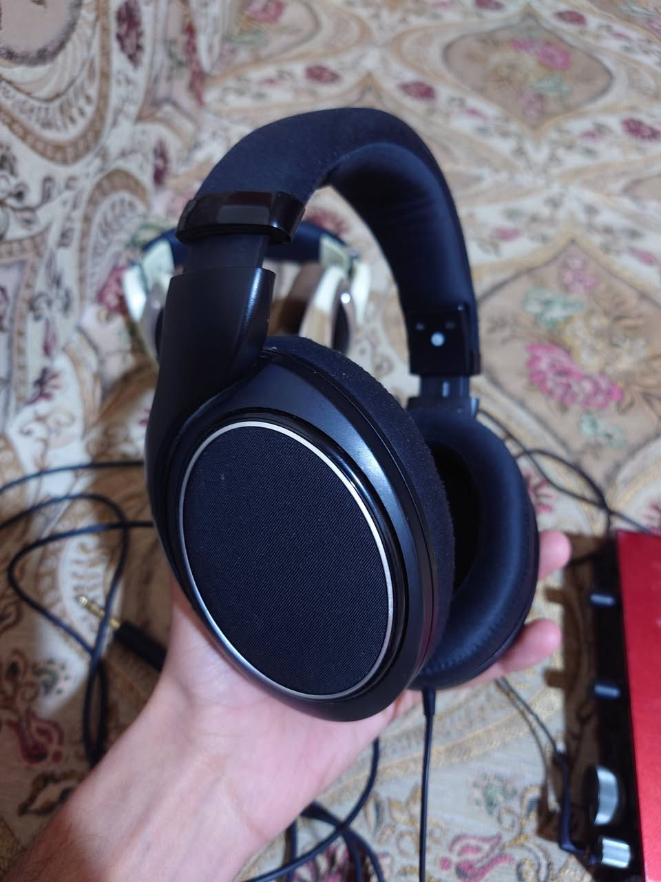 سماعة SANNHEISER استوديو
السماعة HD599 سعرها 135 الف استخدام قليل ومخصصة للستوديو مع كيبلها الخاص يكون طلقة 4.4

السماعة HD598 CS  سعرها 100 الف اسدتخادم شخصي وبيها بعض تعديلات ملاحظة منو عاطلة لا اجت ستوك وانه عدلت عل مضخم مصلح سماعات الستودو، تجي مع كيبل 3.5 
للاستفسار ***********
