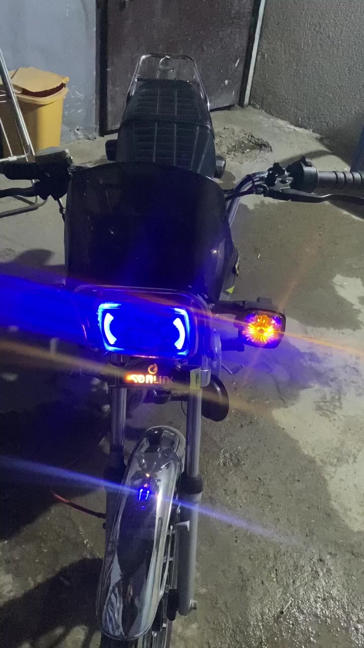 دراجة سونك للبيع كاملة مكملة نقص واحد بيهة ماكو خير من الله والله شاهد لا دلفري اشتغلت بيهة مال مدرسة اداوم بيهة واذبهة تجي وتكلب الصور ضالمتهة ما بيهة اي نقص 
سعرهة ب700
مكاني بل غزالية ومتواجد بل شعلة 
الرقم واتساب ***********
