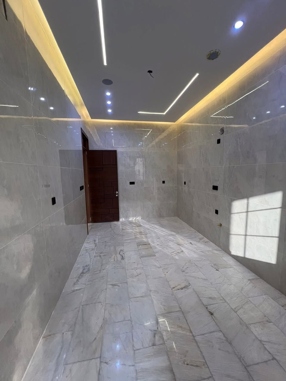 بسم الله الرحمن الرحيم 

مهند الغريري للوساطه العقاريه دوماً نحو الافضل 

للبيع في السيديه مربع التصنيع خلف شارع ٢٠ تصنيع 
الاول وقرب مدرسه فجر الحريه 

لعشاق الفخامه والتميز  لبيع دار 🏠 مساحه ١٦٨ متر 

جبهة ٨نزال ٢١ بناء ٢٠٢٥ زيرو ممسكون بناء درجه اولى 

اعلى مواصفات والكوالتي 

يحتوي الدار 🏠 كراج يتسع سياره 

مطبخ صاله هول شلال وجلسه داخليه 

خدمات وغرفه نوم سويت 

الطابق الثاني 

٣ غرف نوم وخدمات وغرفه سويت 

الطابق الثالث ١ غرف نوم سويت وخدمات 

الدار 🏠 باب 🚪 قاصه شبابيك الامنيوم 

بيبان خشب تركي درجه اولى اناره بروفايل ديكورات 

شغل متعوب عليه 

مجموع الغرف ٥ وخدمات ٦ 

للستفسار ومعاينه العقار الاتصال 

او زياره المكتب 

مهند الغريري للوساطه العقاريه السيديه 

شارع العلوه 
مقابيل مدرسه حلم الغد الاهليه وقرب مطعم سماش 

***********
