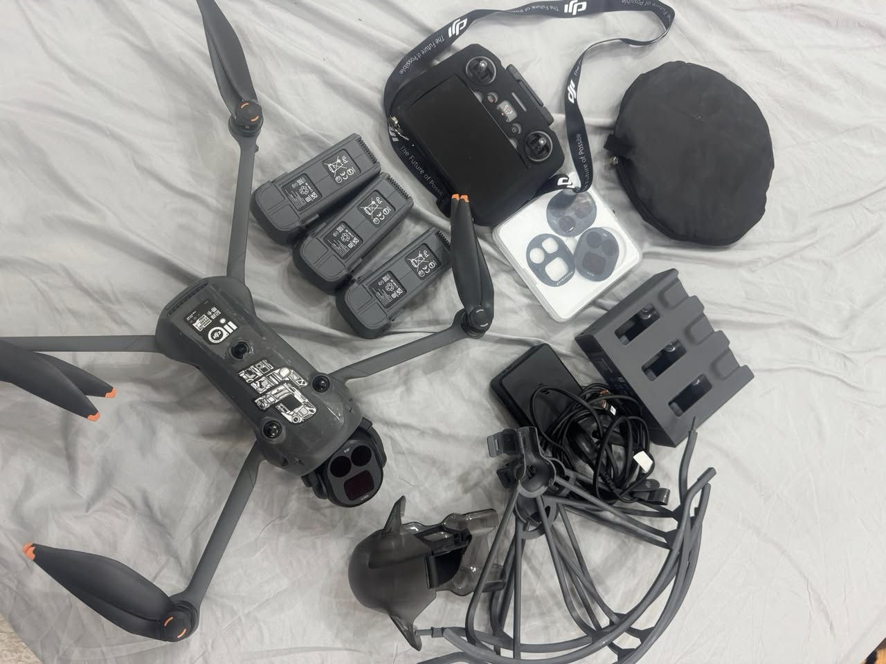 السلام عليكم 🌿

للبيع درون DJI Mavic Pro 4
الحالة: شبه جديد – استخدام أقل من 3 ساعات فقط

🔹 المواصفات والملحقات:
 • كامل مع جميع ملحقاته الأصلية
 • سيت عدسات إضافية
 • جنطة كاربون فايبر
 • درع مراوح
 • قاعدة هبوط (H)
 • درع الجويستك
 • حماية شاشة الجويستك
 • درع الكمبل
 • حبل DJI للجويستك
 • أرجل هبوط

📌 الجهاز نظيف جداً وجديد تقريباً

📲 للاستفسار والتواصل واتساب فقط:
***********
