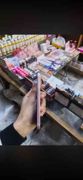 سلام عليكم آيفون 15عادي كامرتين لون وردي أريد أبيع لان محتاج تك سيم ذاكره 128بطاريه 84محدث أيو أس 26التليفون بلادي صرفه بل شحن ما يصرف ابد التليفون كامل على آخر حبه رايده ب600او بي مجال ***********
