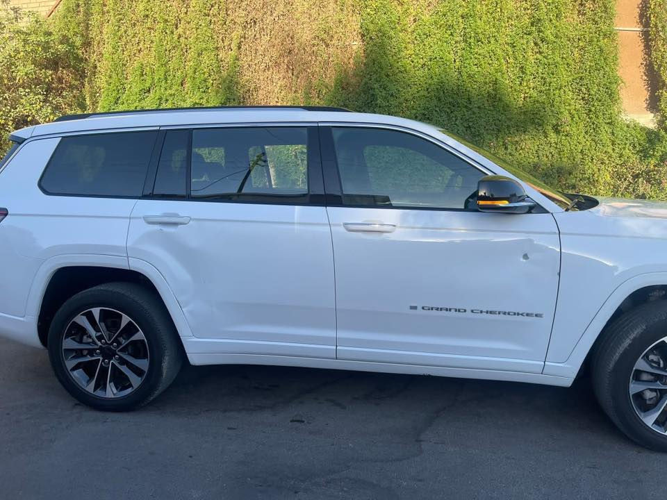 JEEP GRAND CHEROOKE OVER IAND
الموديل : 2023
المحرك:V6, 3.6L.
العداد: 32MI
السياره : 7 راكب عائليه 
رقم بغداد بسمي تحويل ثاني يوم

المواصفات :
* دفع رباعي 4x4.
* نظام تعليق هوائي (جكات). 
* قيادة ذاتية عند المنعطفات.
* رادار امامي مع مانع تصادم. 
* تحذير الخروج عن المسار. 
* مستشعر نوم السائق مع نظام التوقف الآلي. 
* تحذير النقطة عمياء  .
* نظام تحذير عند التقاطعات. 
* نظام تحذير عند تجاوز السرعة المحددة. 
* إنارة محيطية خمس الوان. 
* شاحن موبايل وايرلس. 
* تعديل وضعيات مقود السائق كهربائيا. 
* مرايا تعتيم ذاتي. 
* المرايا الجانبية قابلة للطي كهربائيا. 
* نظام الصوت 9 سماعات Alpine.
* ويل قياس 20 انج.
* سقف بانوراما. 
* شاشه كبيرة 10.1 انج. 
* نظام الخرائط (GPS).
* عرض خرائط الطريق على لوحة القيادة.
* لوحة القيادة بقياس 10 أنچ. 
* المصابيح الأمامية LED. 
* كشافات الضباب LED.
* المصابيح الامامیة متحرکة.
* دخول ذكي. 
* بصمة على 5 ابواب للدخول الذكي. 
* تشغيل عن بعد.
* الصندوق الخلفيي كهربائي.
* فتح الصندوق الخلفي مع حركة القدم.
* ذاكرة لحفظ وضعيات الجلوس للسائق. 
* المقاعد الأمامية كهربائية وتبريد وتدفئه 
* المقاعد الخلفية تدفئة.
* انارة داخلية LED 5 Color
* حساسات امامية. 
* حساسات خلفية. 
* مكيف خلفي مع وحدة تحكم منفصلة. 
* تدفئة ستيرن. 
* مانع تصادم خلفي.
* بلوتوث تلفون. 
* محدد سرعة. 
* نظام التشغيل والاطفاء الاوتوماتيكي .
* نظام بريك اوتماتيكي.

⬇️⬇️⬇️
اني مستورده ومصلحها على ايدي بيها تبديل بنيد وجاملغ اصلي وكاله وبدون صبغ  
ويحتاجلها PDR بالصفحه مالت الصدر و هذني اني اتحمل تكاليفهن  ⬆️⬆️⬆️

سياره بدون ايرباك بدون شاصي شرط الفحص

سياره مسويله صيانه دهن وفلتر و تبديل تخم تايرات و باتري وكاله 

السياره جديده انا مشتريها من امريكا وماشيه عندي 2000 ميل 

VIN- 1C4RJKDG6P8833353

وتساب فقط. ‭ ***********.
