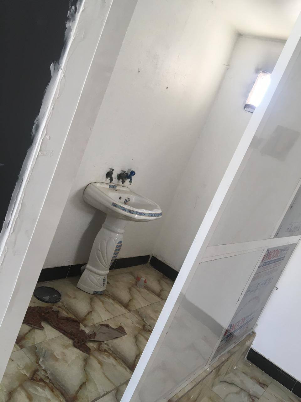 بيت للايجار بدايه العسكري الثاني من شارع الوكفه طابق ثاني يتكون من غرفة نوم كبير تحتي على سبلت وغرفة صغيرة وبيتونه وصالة ومطبخ وصحيات وسطح للاستفسار ***********- ***********
