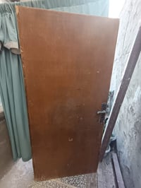 باب خشب • نظيف