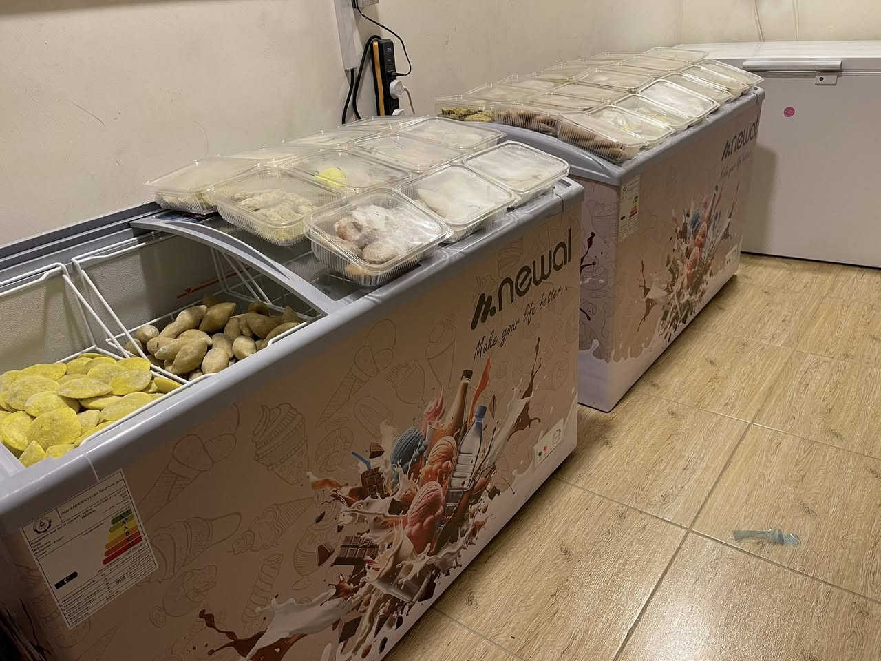 عارضات للبيع حجم الكبير عدد٢  الوحده ب٤٠٠ الف 
مجمده حجم الكبير  ب٤٠٠ سعرهه

للاستفسار ***********
