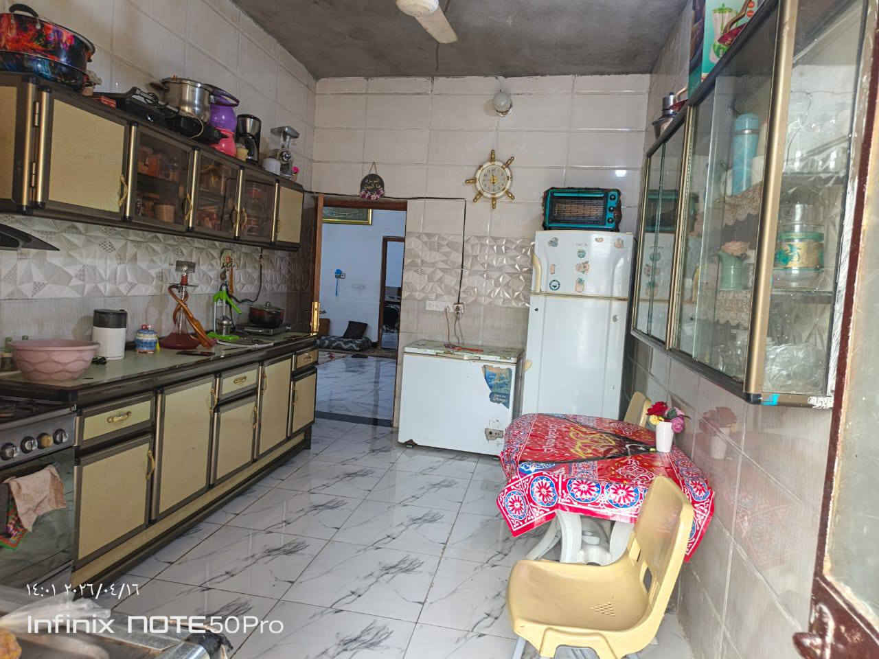 السلام عليكم بيت زراعي للبيع مساحته 150 بي غرفتين وحولي ومطبخ واستقبال وطرمه تدخل بيه سياره وصحيات خارجيه وداخليه الارضيه كله بورسلين ماعداء الطرمه خلف محطة الكهرباء القديمه علحولي السعر 45 وبي مجال للاستفسار ***********
