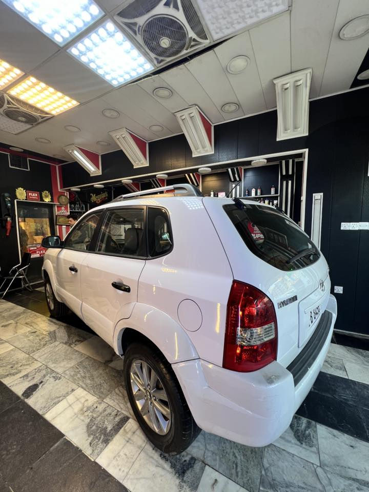 السلام عليكم 
توسان ٢٠٠٩ خليجي
دوش ٢٠٠٠
لون ابيض فتحة بالقمارة 
حدادية جديدة ،تبريد  
ماشية ٢١٢ كم
رقم بغداد انكليزي سنوية لل ٢٠٢٩
بيها صبغ بباب السائق 
العنوان الامين 
الاستفسار الاتصال ***********
